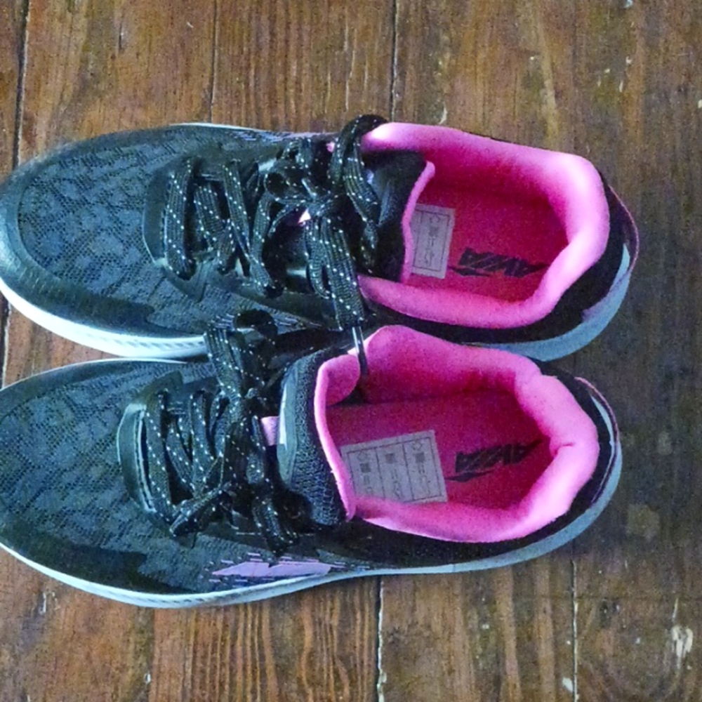 Size 7 Avia Storm shoes. Never worn